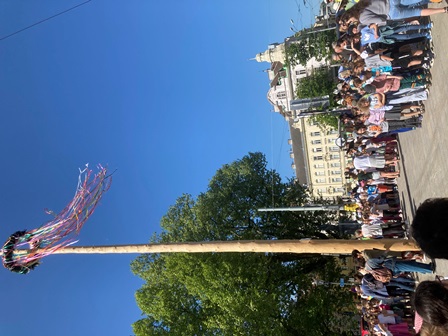 Maibaumsingen_amPlatz003