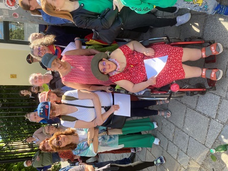 Maibaumsingen_amPlatz010