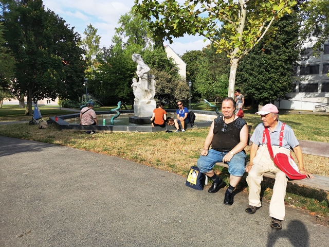 Mauer - Eisessen und Spazieren06